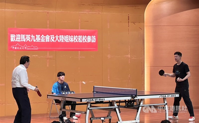 而出